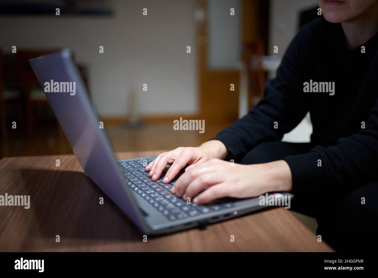 Gros plan d'une personne utilisant un ordinateur portable Banque D'Images