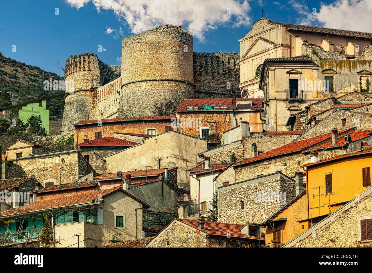 Les ruines de la Rocca Orsini, une forteresse de la Renaissance, donnent sur les maisons de la ville de Scurcula Marsicana.Scurcula Marsicana, Abruzzo Banque D'Images