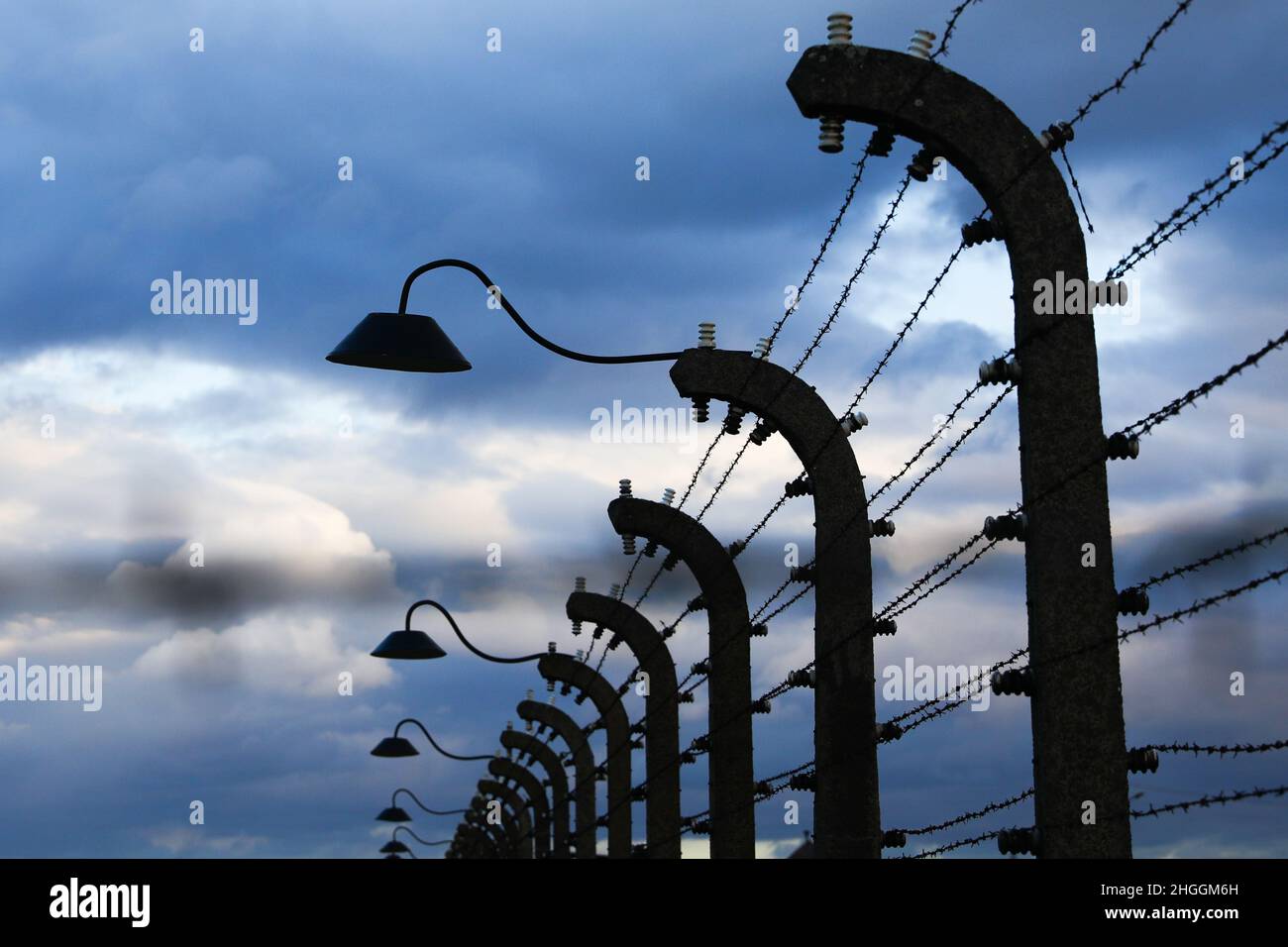 Clôture en barbelés et lampes à l'ancien camp de concentration et d'extermination nazi-allemand Auschwitz II-Birkenau à Oswiecim, en Pologne, le 3 janvier 2022. Banque D'Images