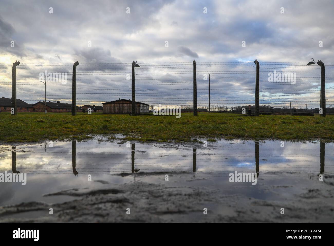 Clôture en barbelés et casernes à l'ancien camp de concentration et d'extermination nazi-allemand Auschwitz II-Birkenau à Oswiecim, en Pologne, le 3 janvier 2022. Banque D'Images