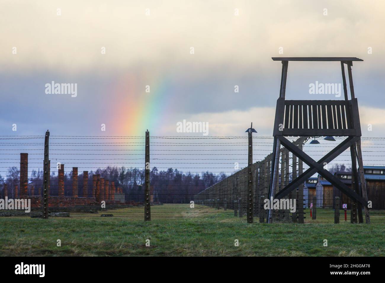 Un arc-en-ciel au-dessus de l'ancien camp de concentration et d'extermination nazi-allemand Auschwitz II-Birkenau à Oswiecim, en Pologne, le 3 janvier 2022. Banque D'Images