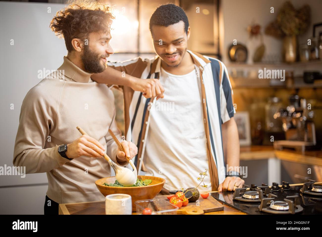Deux gars cuisant ensemble sain à la maison Banque D'Images