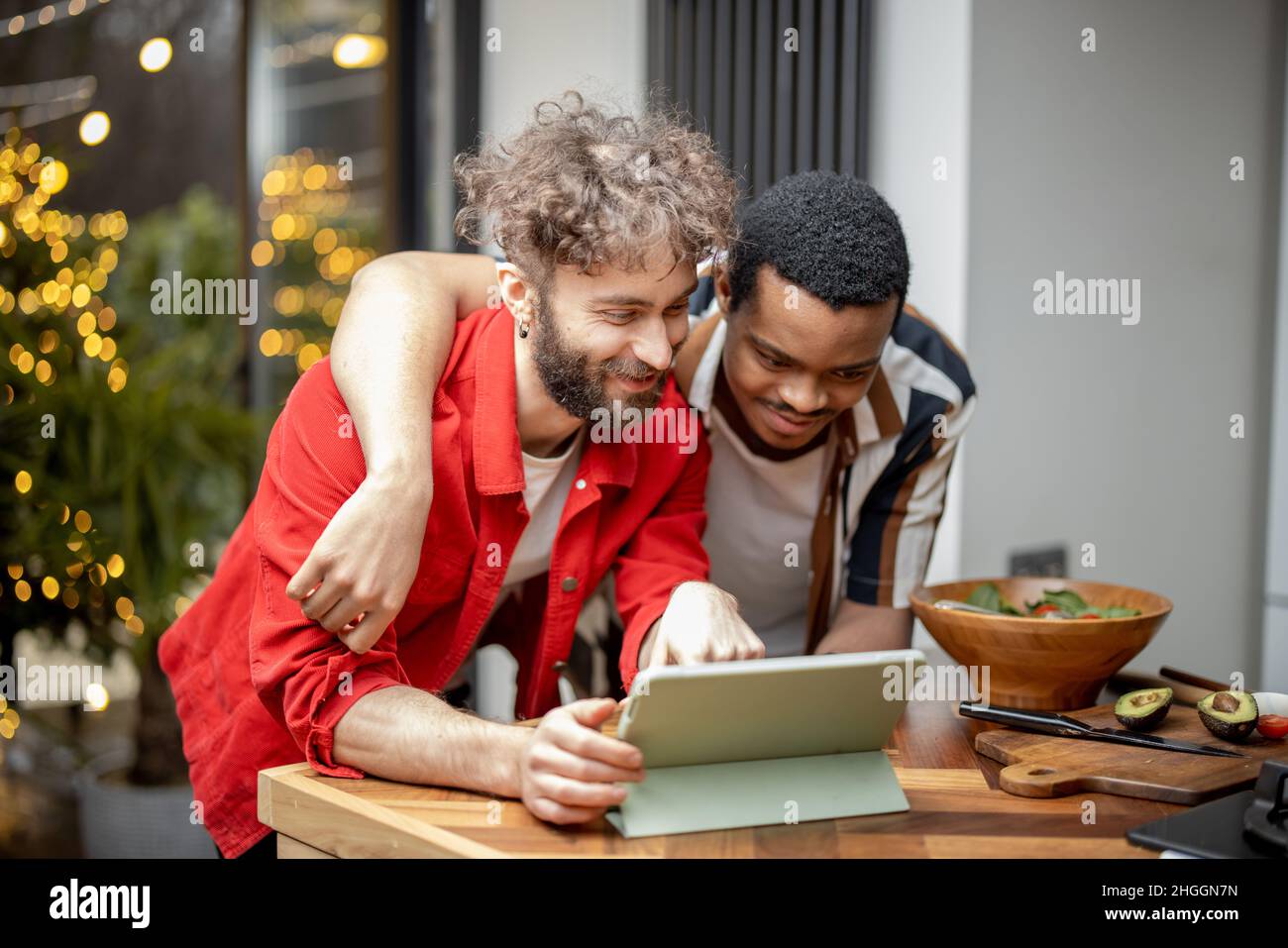 Deux personnes regardent des films ensemble sur une tablette numérique à la maison Banque D'Images