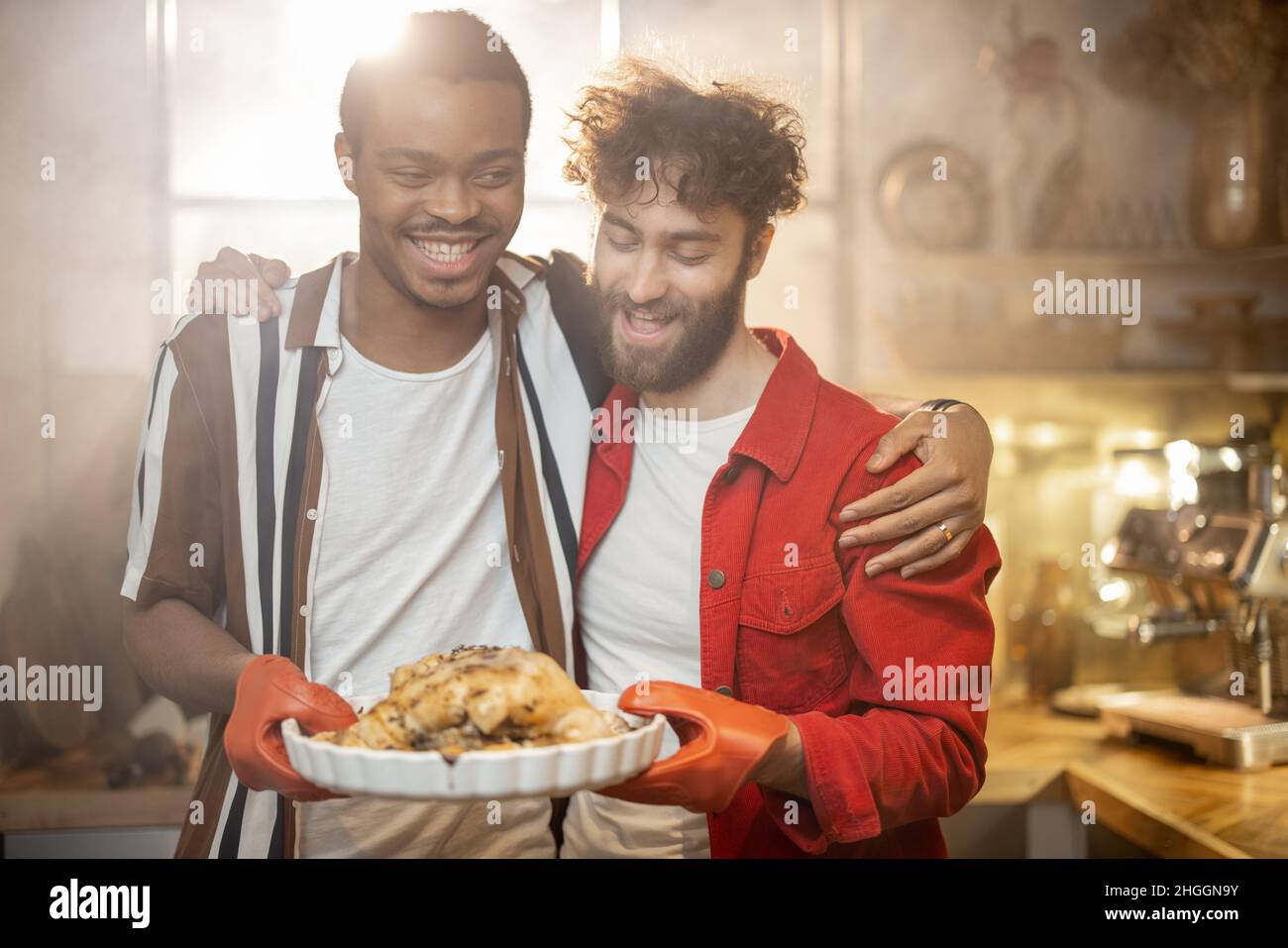Deux gars avec repas cuisiné ensemble sur la cuisine Banque D'Images
