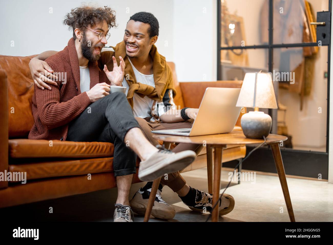 Un couple gay masculin sur un canapé à la maison Banque D'Images