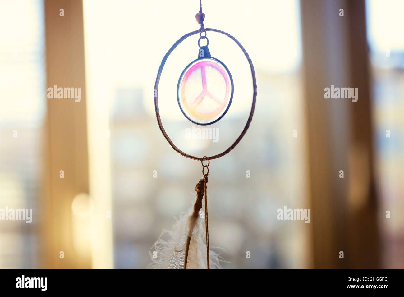 Décoration de la maison de boho - cintre avec plume blanche et symbole de la paix Banque D'Images
