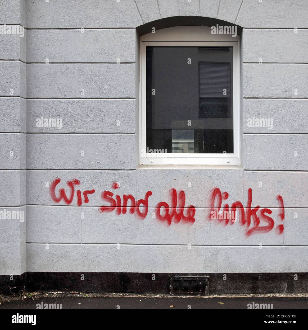 Inscription rouge "nous sommes tous à gauche" sur une maison sur le côté gauche de la rue, Allemagne, Hesse, Cassel Banque D'Images
