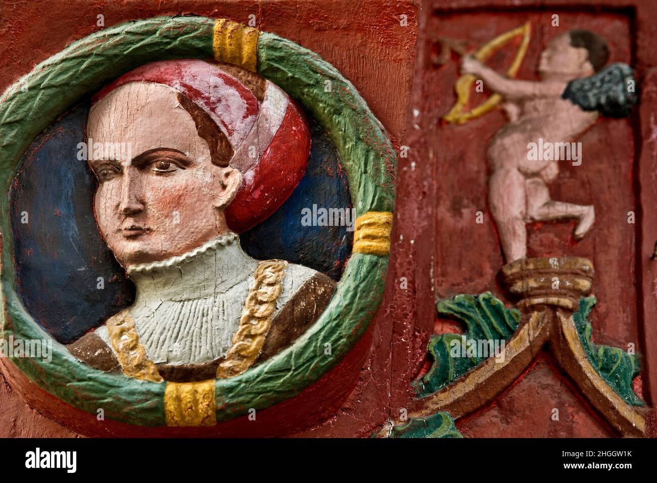 Maison en bois encadrée 'Junkernschaenke', détail des sculptures colorées sur le revêtement, Allemagne, Basse-Saxe, Goettingen Banque D'Images