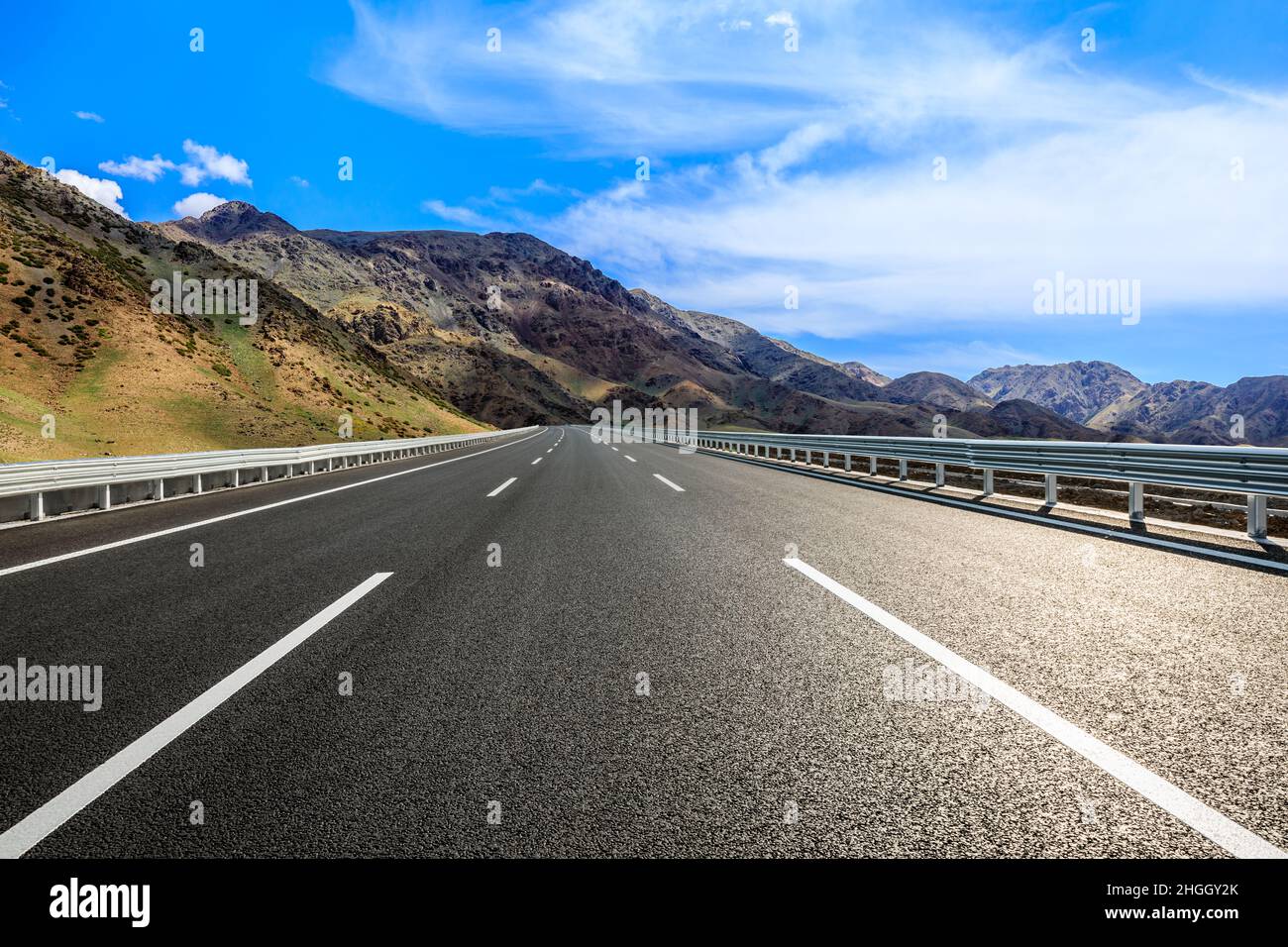 Autoroute droite et paysage naturel de montagne sous le ciel bleu.Paysage et autoroute.arrière-plan de route extérieure. Banque D'Images