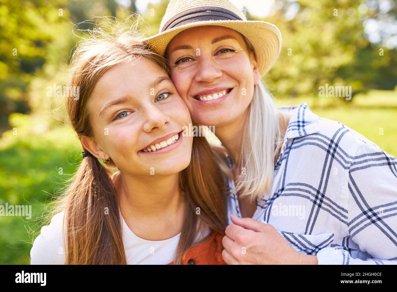 Maman et fille sourient avec joie et confiante pour l'amour maternel et l'ensemble Banque D'Images