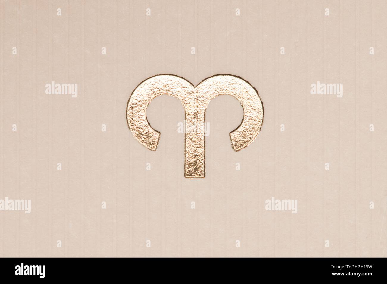 Gros plan horoscope signe du symbole du zodiaque en feuille d'or représentant la constellation d'Bélier Banque D'Images