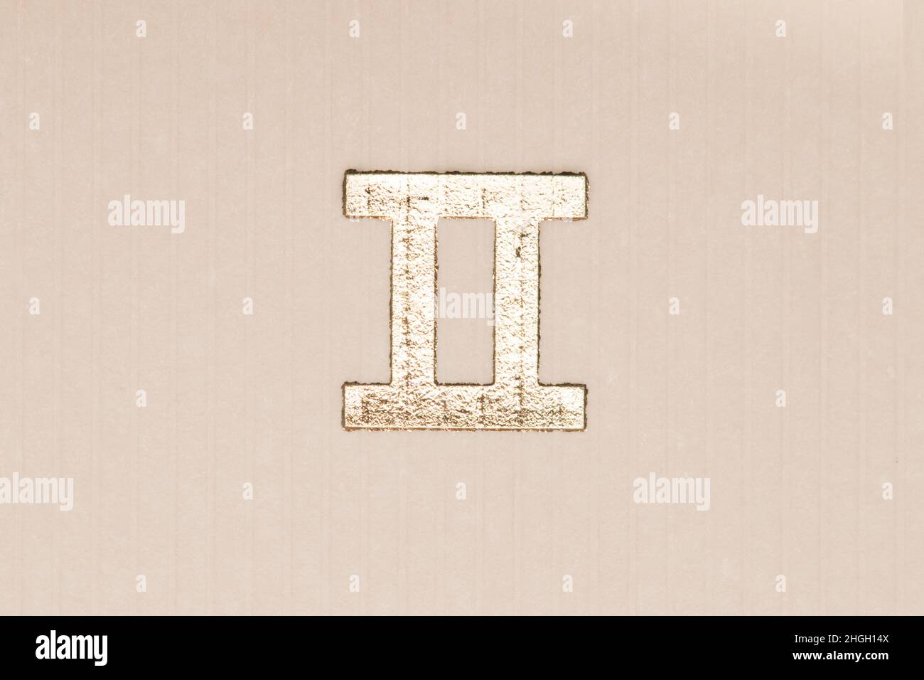 Gros plan horoscope signe du symbole du zodiaque en feuille d'or représentant la constellation des Gémeaux Banque D'Images