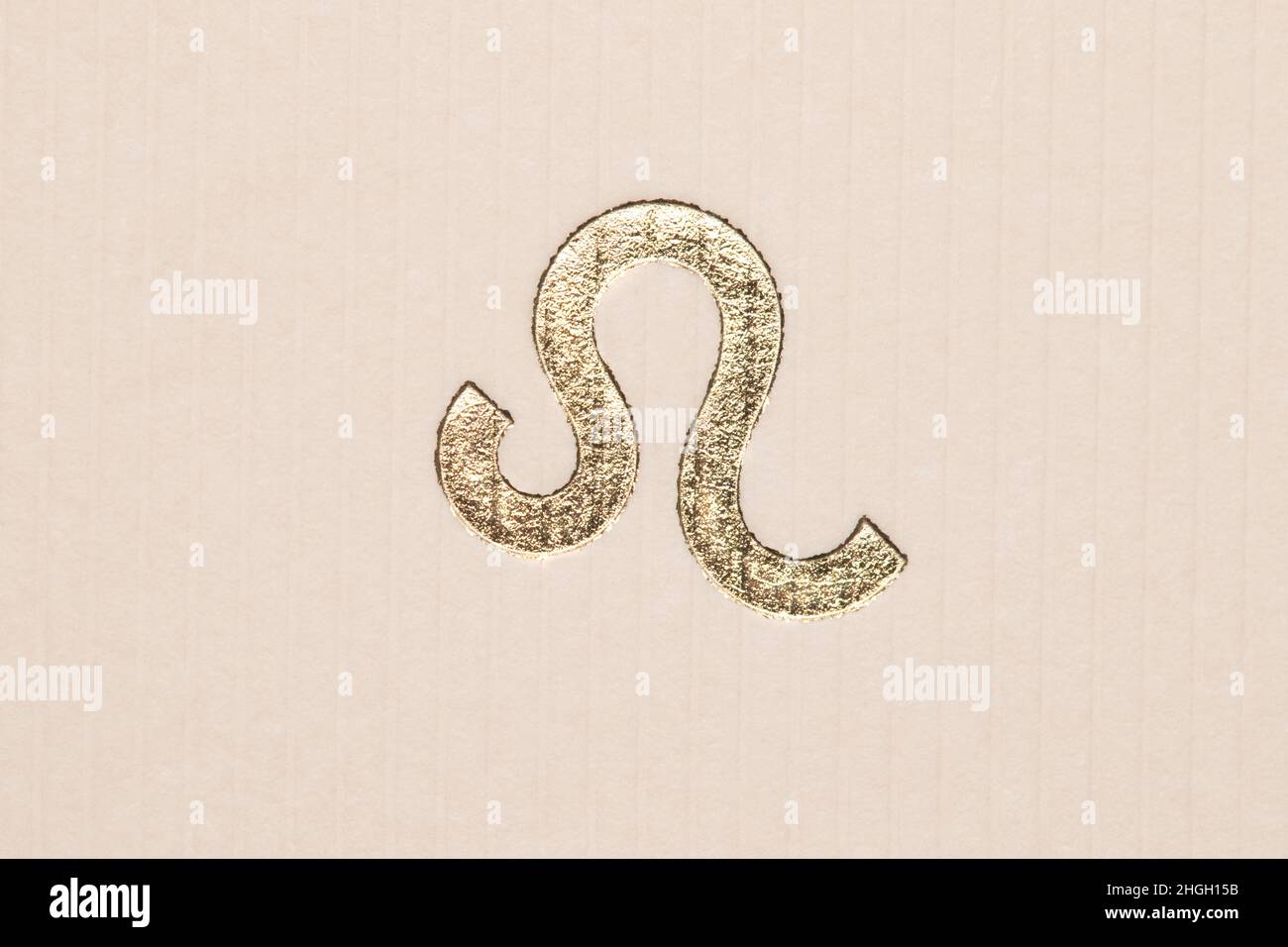 Gros plan horoscope signe du symbole du zodiaque en feuille d'or représentant la constellation du Lion Banque D'Images