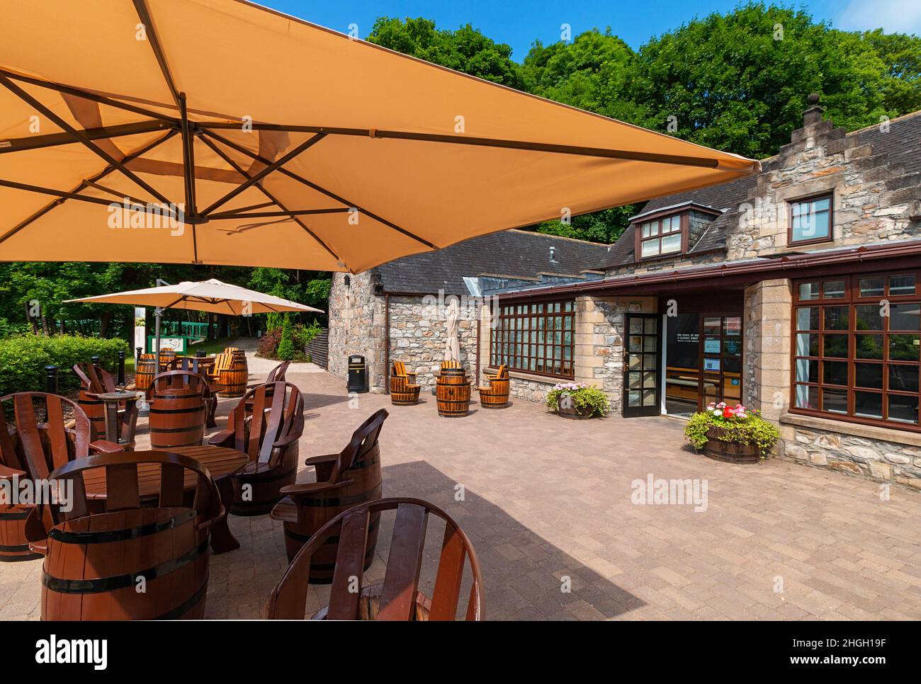 DISTILLERIE GLEN GRANT ROTHES MORAY ÉCOSSE BÂTIMENT EXTÉRIEUR POUR VISITEURS ET CAFÉ EXTÉRIEUR, PARASOLS ET SIÈGES Banque D'Images