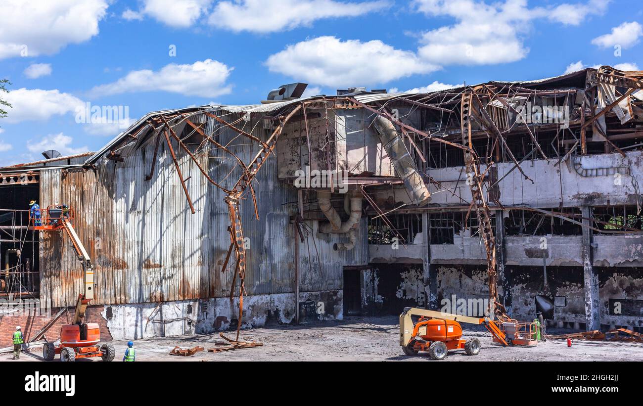 La construction d'usines a brûlé des ruines suite à un incendie criminel qui a pillé des affaires de trois étages détruites par des motifs politiques qui ont ruiné les infrastructures économiques. Banque D'Images