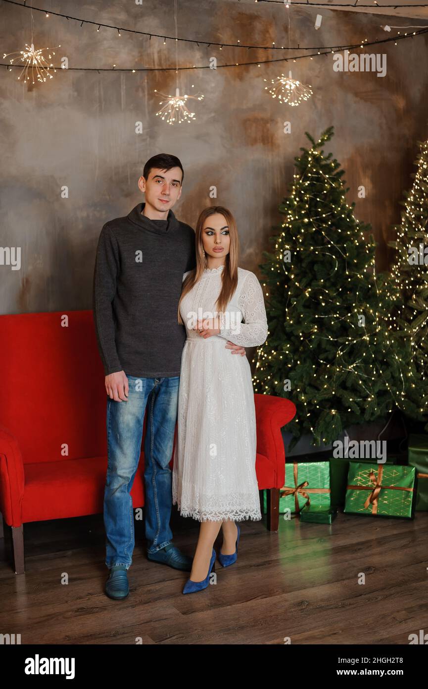 Garçon et fille embrassant sur le fond de l'arbre de Noël Banque D'Images