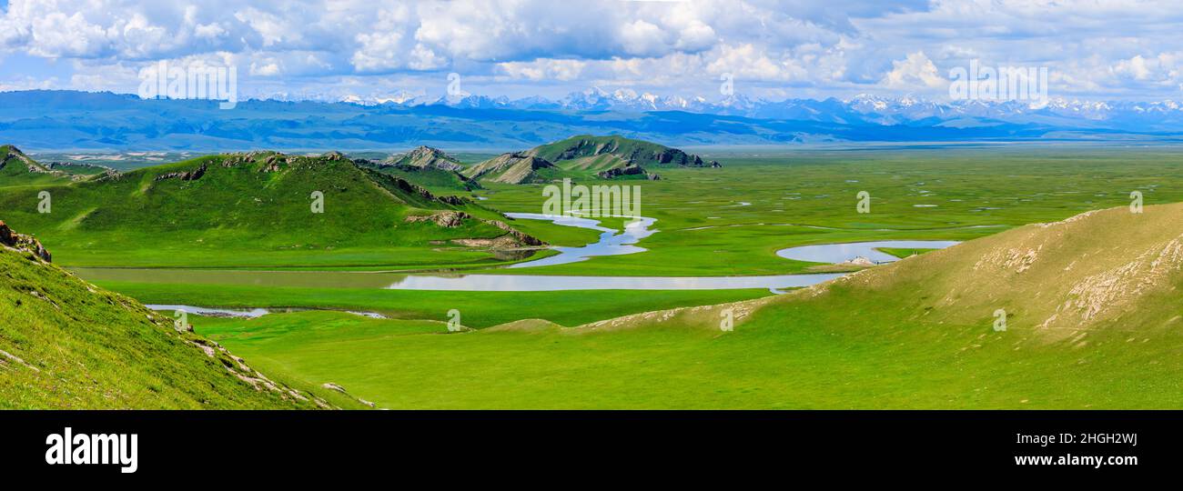 Paysage naturel de la prairie de Bayinbuluke à Xinjiang, Chine.la rivière sinueuse est sur la prairie verte.vue panoramique. Banque D'Images