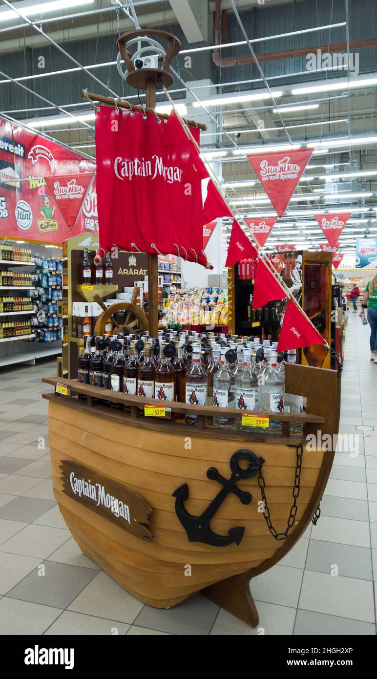 Installation publicitaire du rhum Captain Morgan dans le supermarché.Présentation des produits publicitaires.Kharkiv, Ukraine - 9 octobre 2022 Banque D'Images