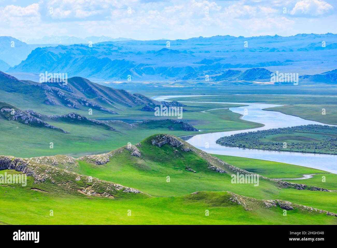 Paysage naturel de la prairie de Bayinbuluke à Xinjiang, Chine.la rivière sinueuse est sur la prairie verte. Banque D'Images