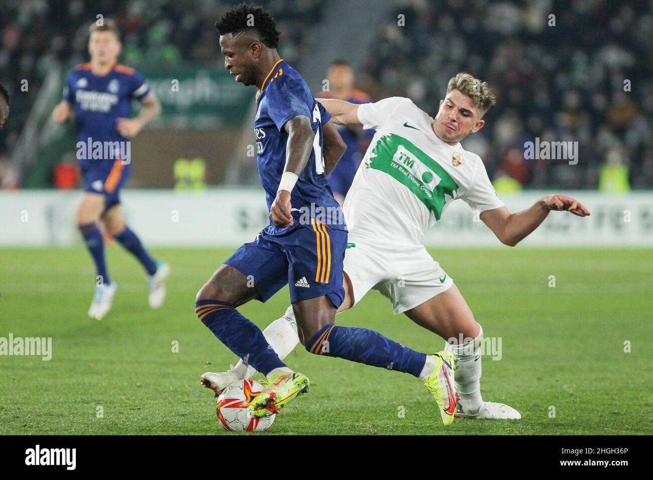 Elche, Alicante, Espagne.20th janvier 2022.Vinicius Junior du Real Madrid et Raul Guti d'Elche lors de la coupe d'Espagne, Copa del Rey, ronde de 16 match de football entre Elche CF et Real Madrid le 20 janvier 2022 au stade Martinez Valero à Elche, Alicante, Espagne - photo: IrH/DPPI/LiveMedia crédit: Independent photo Agency/Alay Live News Banque D'Images