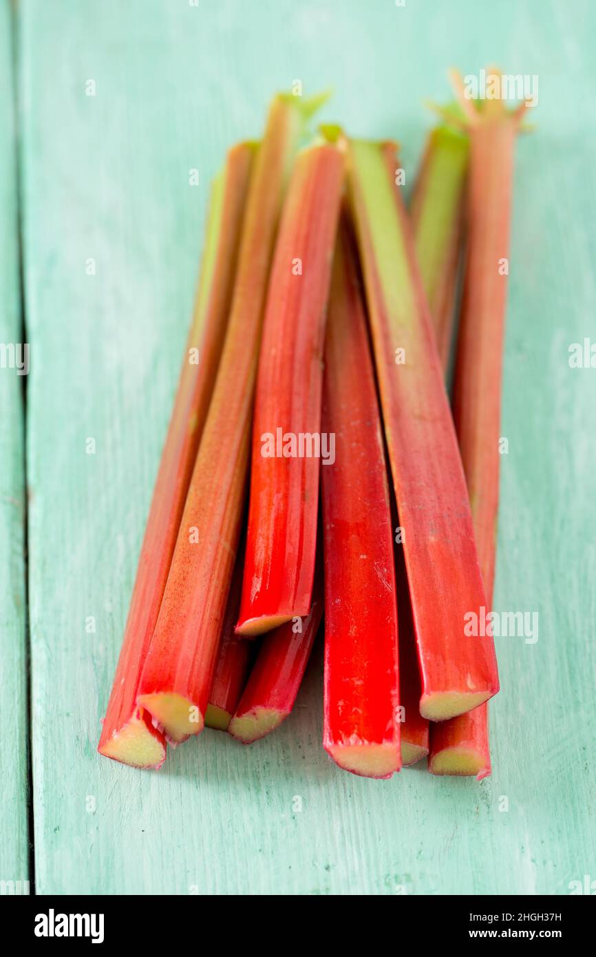 rhubarbe sur une surface en bois Banque D'Images