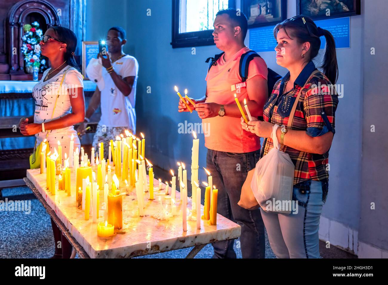 Les adorateurs allument des bougies et apportent des demandes au temple catholique connu sous le nom de notre Dame de la Charité d'El Cobre à Santiago de Cuba, Cuba Banque D'Images