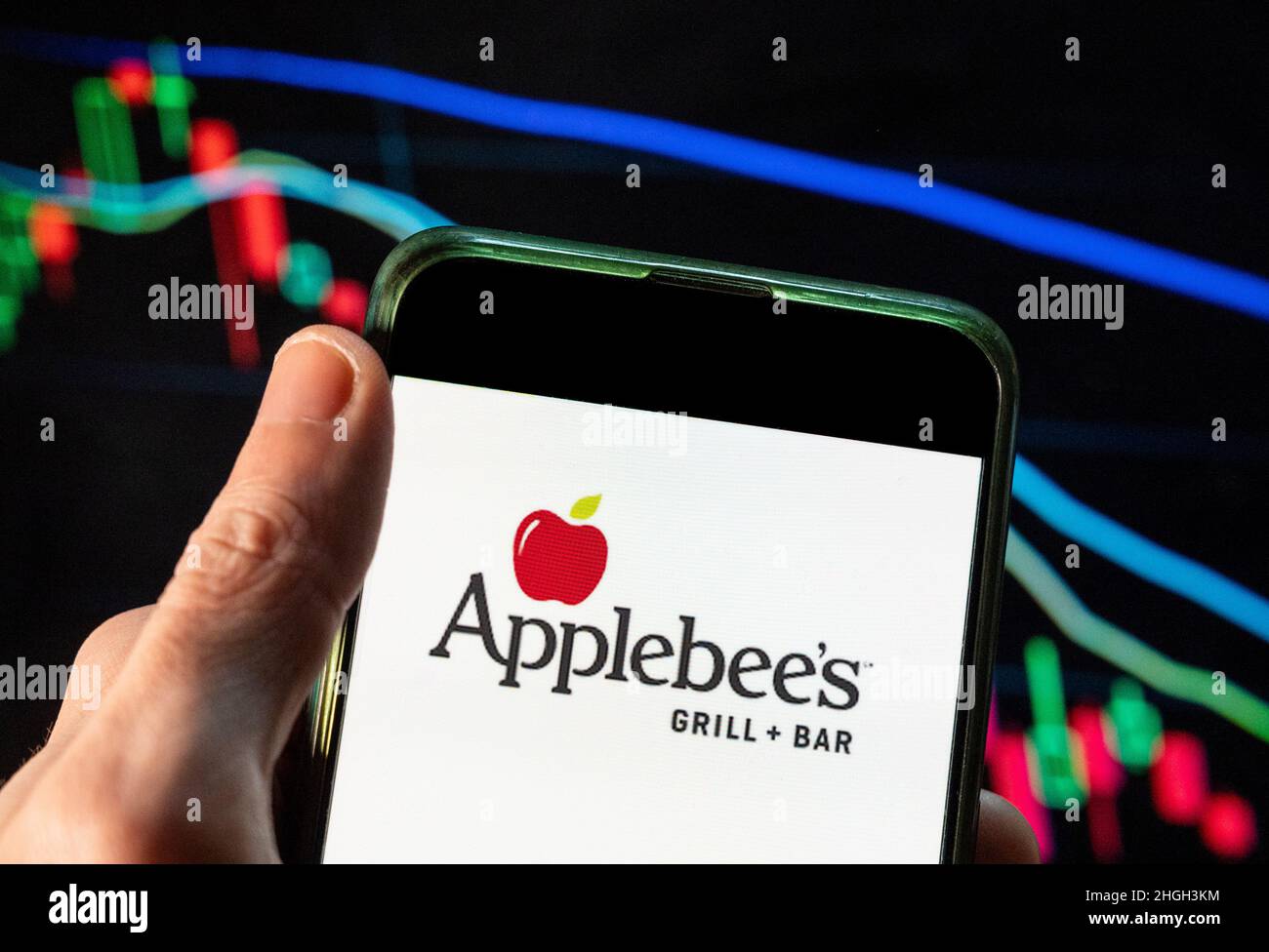 Sur cette photo, le logo de la chaîne de restaurants américaine Applebee's est affiché sur un smartphone avec un graphique de l'indice boursier économique en arrière-plan.(Photo de Budrul Chukrut / SOPA Images/Sipa USA) Banque D'Images