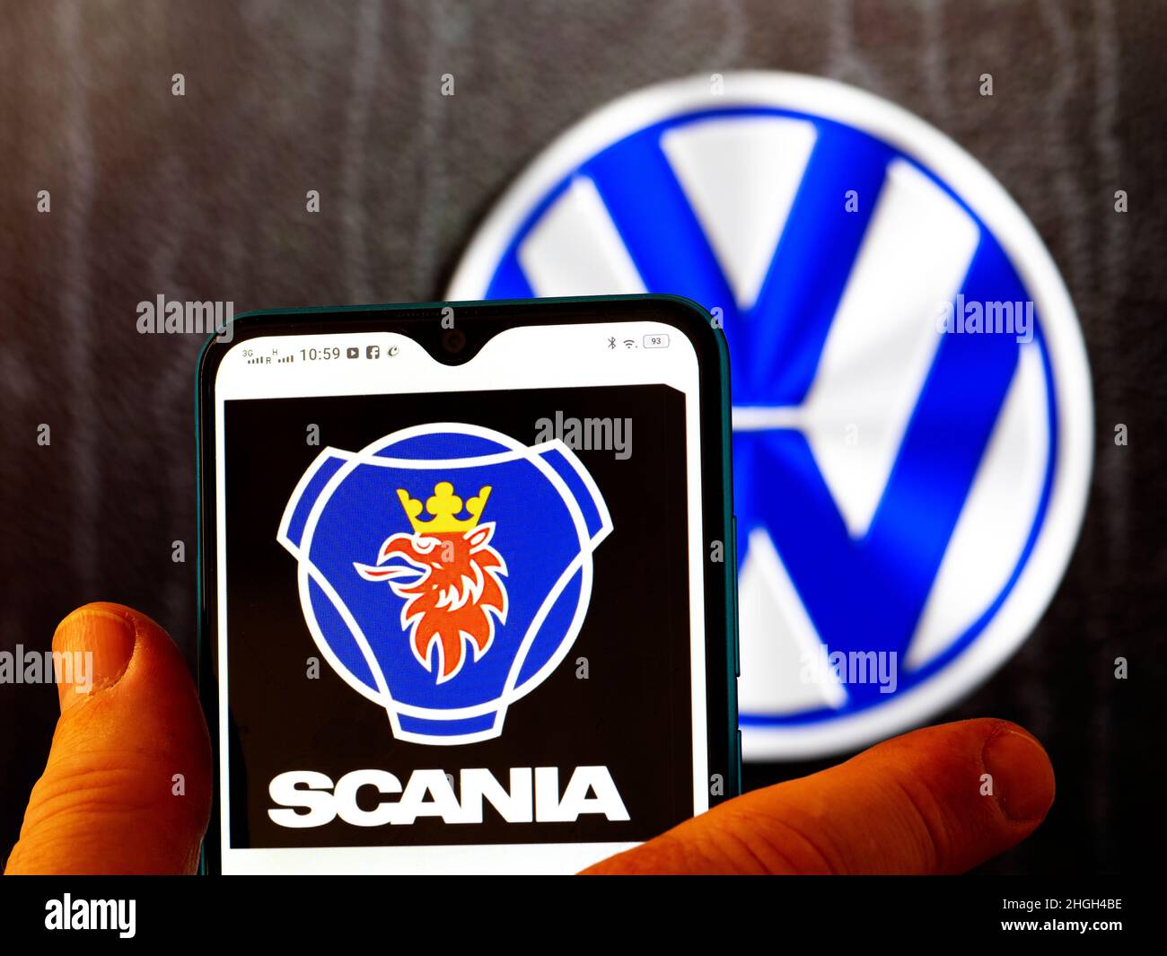 Dans cette illustration, le logo Scania AB est affiché sur l'écran d'un smartphone avec le logo Volkswagen AG en arrière-plan.(Photo par Igor Golovniov / SOPA Images/Sipa USA) Banque D'Images