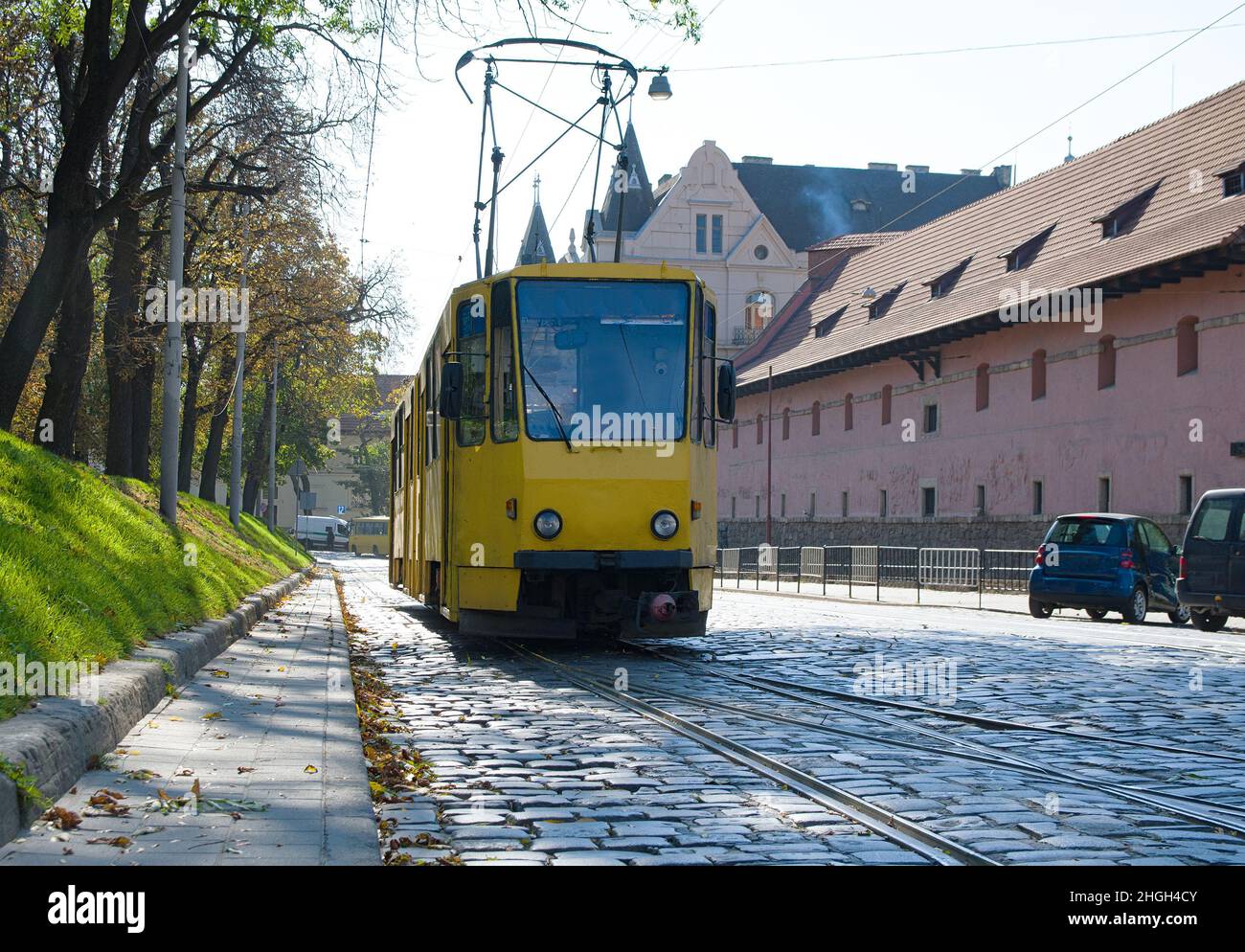 Le vieux tramway parcourt la rue de la vieille ville d'Europe.Lviv, Ukraine Banque D'Images