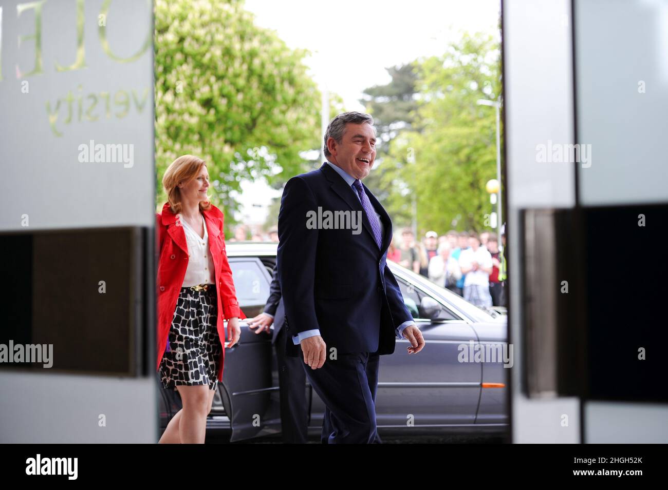 Gordon Brown s'est rendu à Southampton en avril 2010, alors qu'il était Premier ministre pour rencontrer le grand public et les chefs d'entreprise, et a tenu des questions-Réponses à l'Université Solent en posant des questions aux électeurs et à la presse.Prise de vue montrant qu'il a encadré la porte en sortant de sa voiture Jaguar avec sa femme Sarah-Jane Brown souriante prête à grand public. Banque D'Images