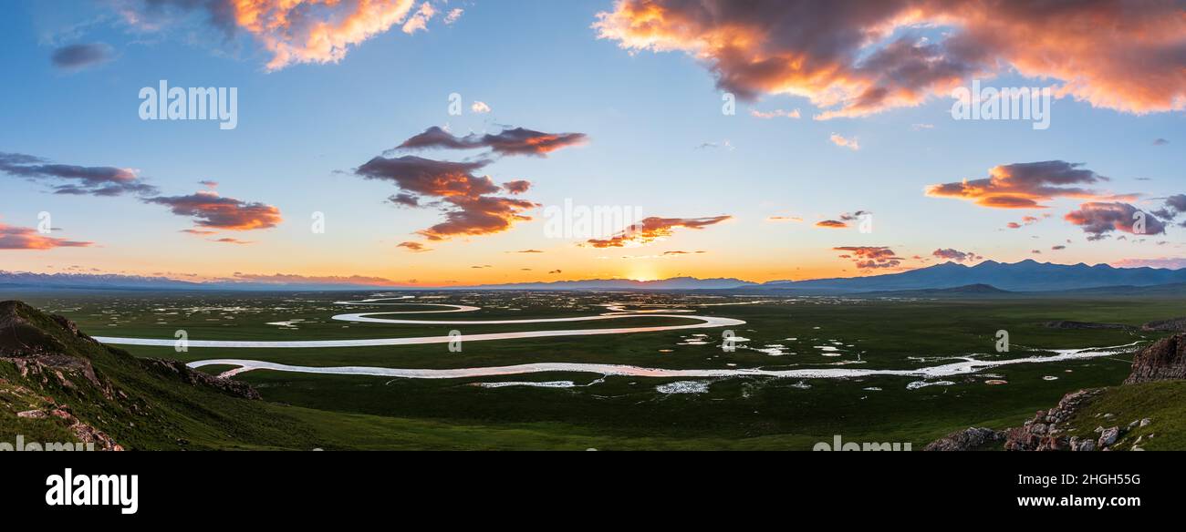Bayinbuluke Grassland et rivière sinueuse paysage naturel à Xinjiang au coucher du soleil, Chine.la rivière sinueuse est sur la prairie verte. Banque D'Images