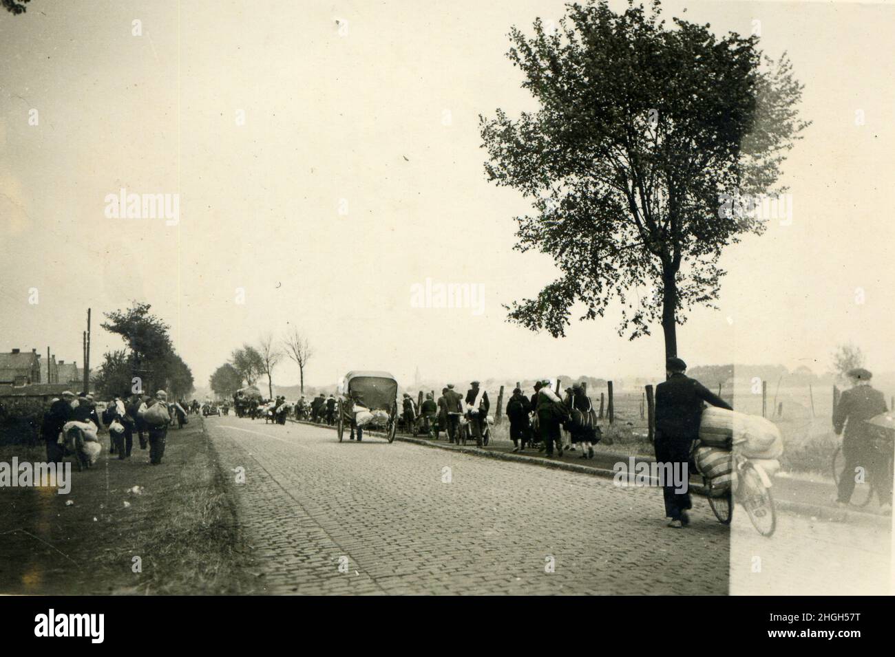 La Seconde Guerre mondiale WW2 soldats allemands envahissent la France - près de Maubeuge (France), 23 mai 1940 - réfugiés français Banque D'Images