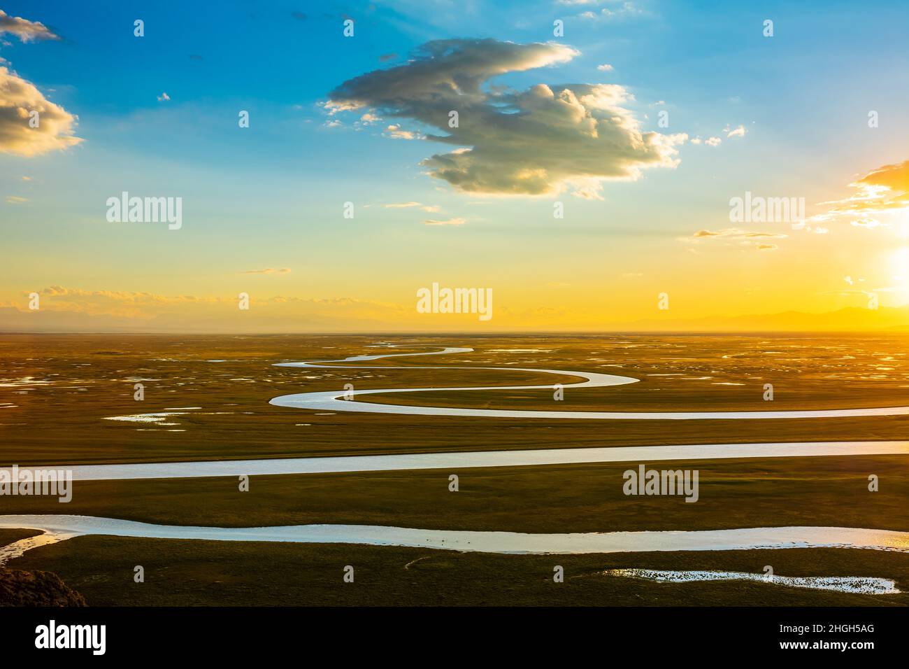 Bayinbuluke Grassland et rivière sinueuse paysage naturel à Xinjiang au coucher du soleil, Chine.la rivière sinueuse est sur la prairie verte. Banque D'Images