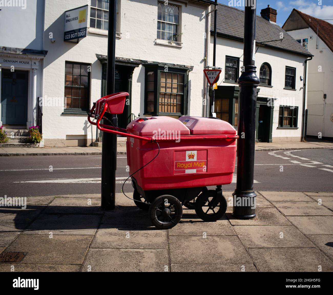 Le chariot postal Royal Mail photographié dans la ville marchande de Romsey hampshire est stationné tandis que le préposé à la poste livre le courrier. Banque D'Images
