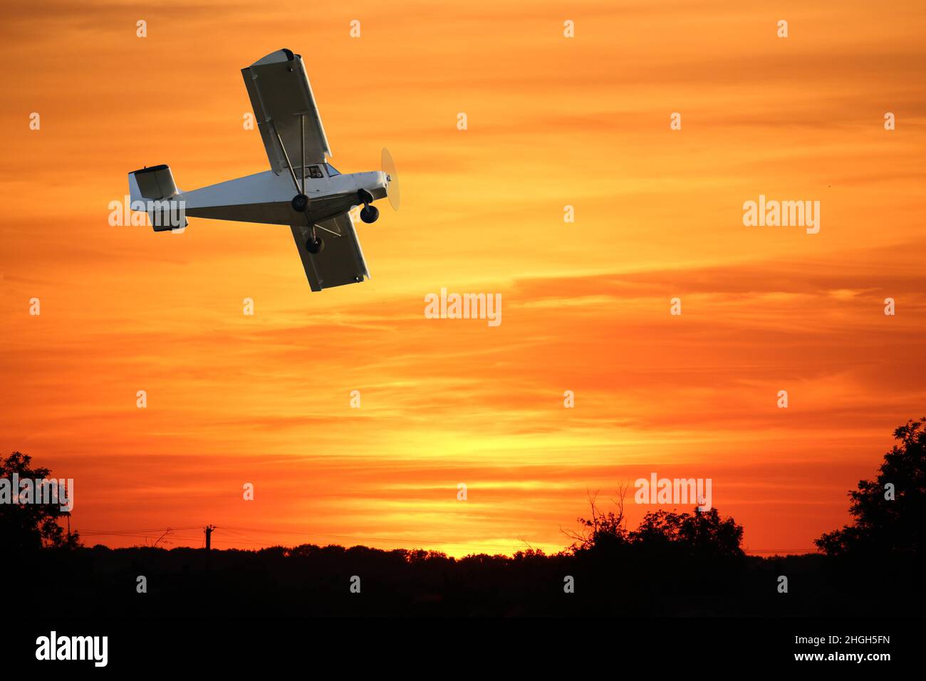 Petit avion privé à hélice unique contre le ciel dramatique - manipulation numérique. Banque D'Images