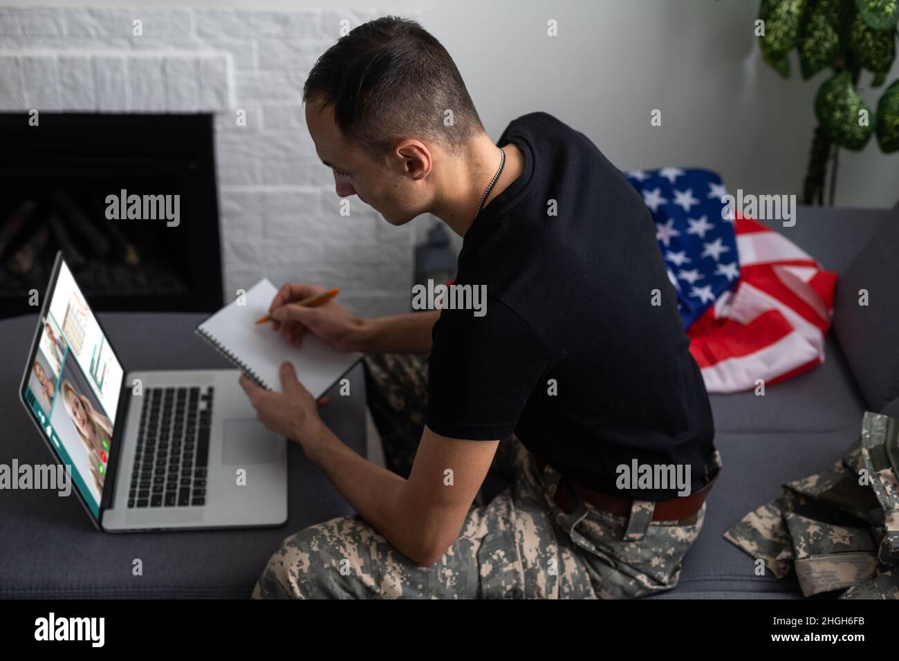 Centre de contrôle du renseignement militaire des États-Unis.Soldat américain en mission au quartier général Banque D'Images