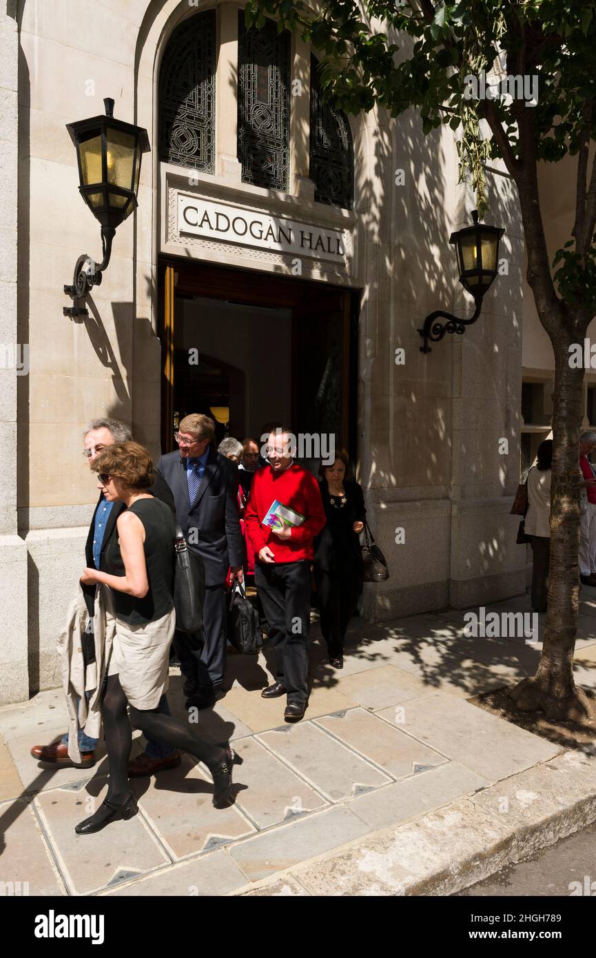 Membres de l'auditoire départ de Cadogan Hall une salle de concert de 950 places à Sloane Terrace à Chelsea après avoir assisté à un concert de 3 proms à la radio.Salle Cadogan i Banque D'Images