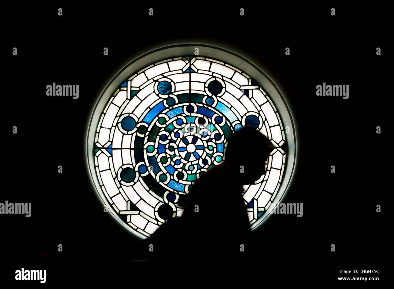 Un membre de l'auditoire passe les vitraux de l'artiste Arild Rosenkrantz dans le Cadogan Hall une salle de concert de 950 places à Sloane Terrace à Chel Banque D'Images