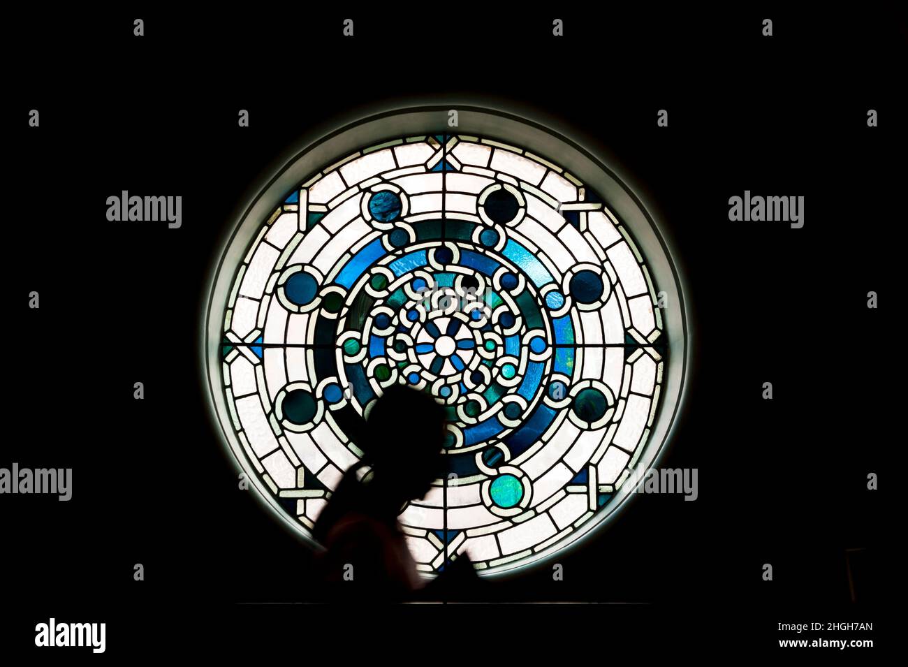 Un membre de l'auditoire passe les vitraux de l'artiste Arild Rosenkrantz dans le Cadogan Hall une salle de concert de 950 places à Sloane Terrace à Chel Banque D'Images
