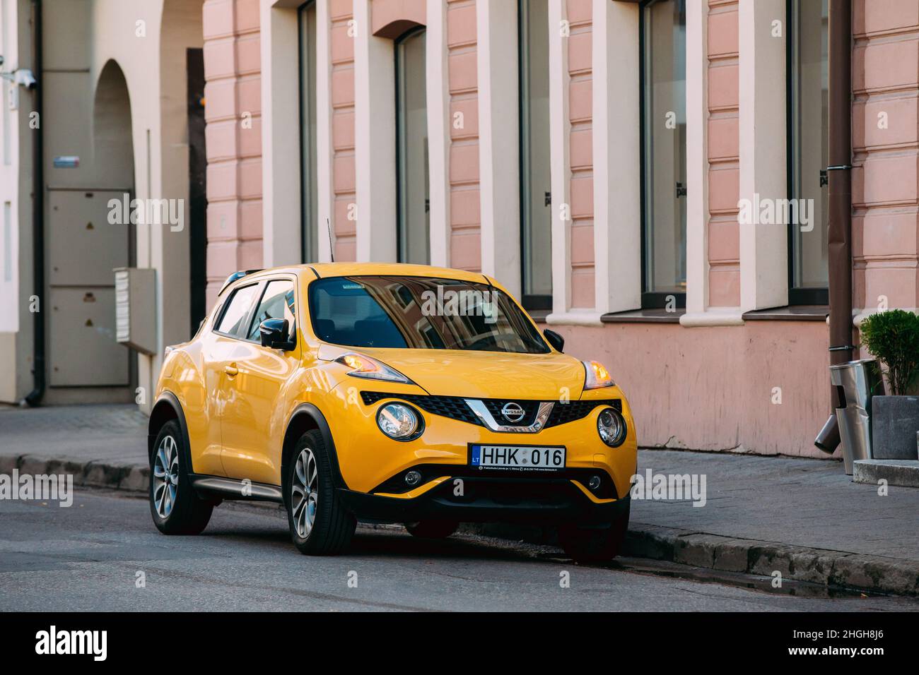 Vilnius, Lituanie, Europe de l'est.Voiture de couleur jaune Nissan Juke garée dans la rue dans la ville européenne.Nissan Juke est un vus multisegment sous-compact produit Banque D'Images