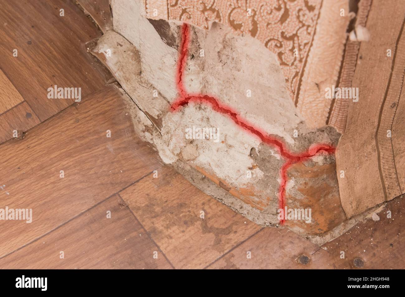 Vieille pierre de béton cassée avec fissure endommagé ciment sale. Banque D'Images