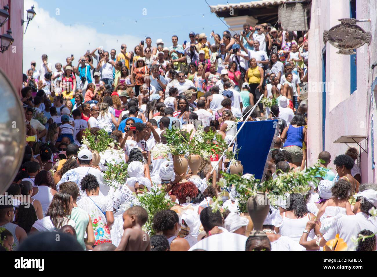 Les Integrants de la religion Candomble dans la célébration religieuse à travers les rues de la ville historique o Banque D'Images