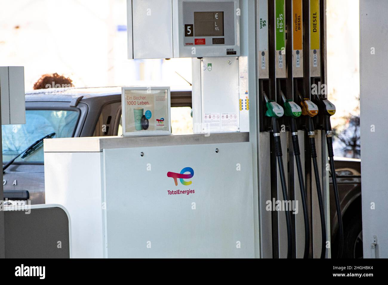 Berlin, Allemagne.21st janvier 2022.Le logo de la société énergétique TotalEnergies est apposé sur une pompe à gaz.Un an après le coup d'Etat militaire en Birmanie, le groupe énergétique français TotalEnergies se retire complètement du pays d'Asie du Sud-est.Credit: Fabian Sommer/dpa/Alay Live News Banque D'Images