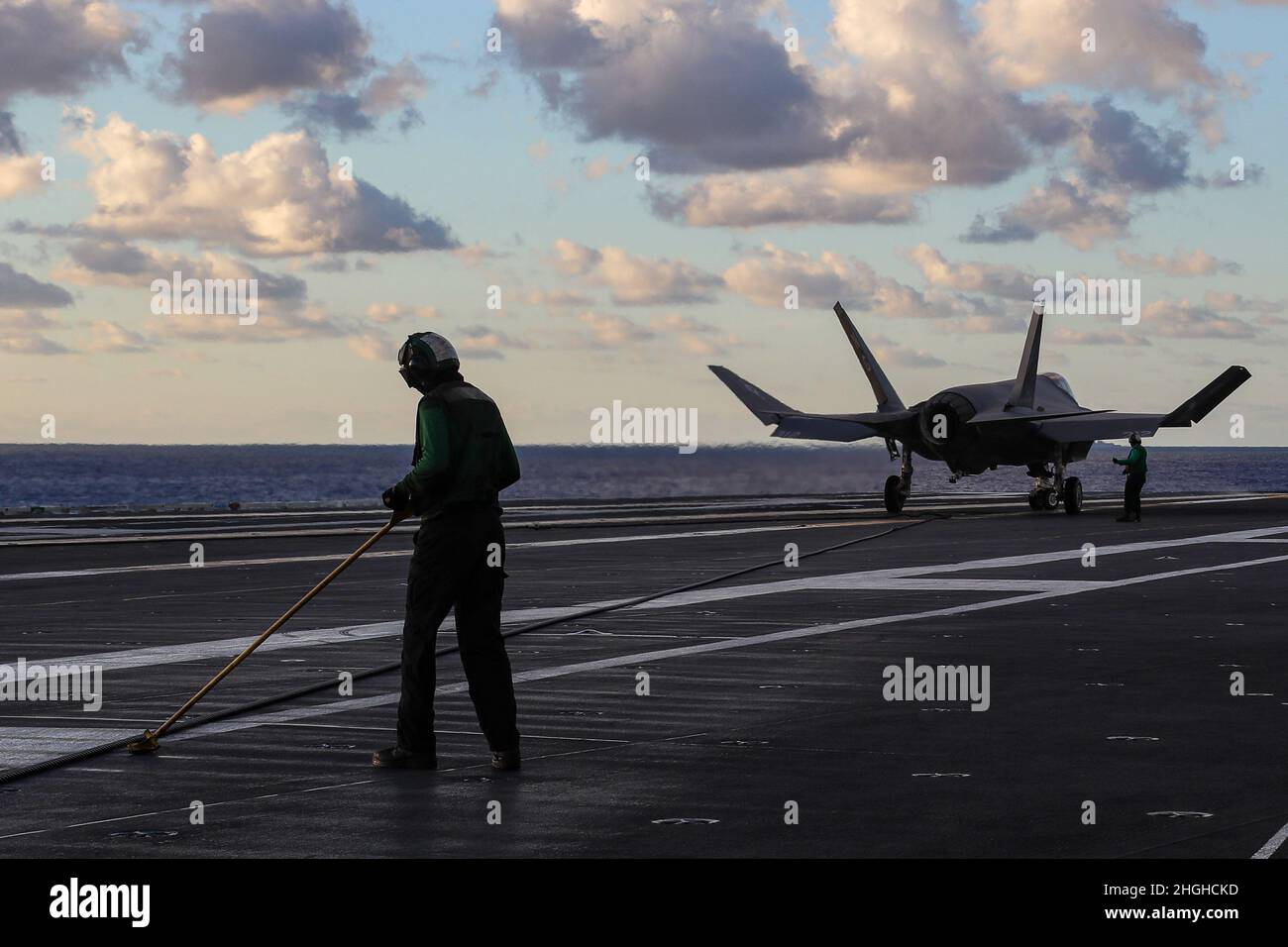 OCÉAN PACIFIQUE (janv18, 2022) Aviation Boatswain’s Mate (Equipment) Airman Tommy Wildman, de Santa Clarita, en Californie, repousse un fil d'arrêt sur le pont de vol de l'USS Abraham Lincoln (CVN 72).Faisant partie de la flotte du Pacifique des États-Unis, Abraham Lincoln mène une formation pour préserver et protéger une région Indo-Pacifique libre et ouverte. Banque D'Images