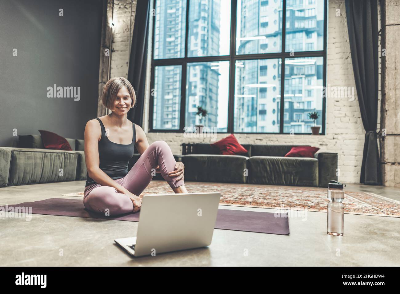 Un instructeur de yoga parle par le biais d'une conférence en ligne avec les élèves.Un autocar privé diffuse sur Internet.Concept de prendre soin du corps dans la métropole.Photo de haute qualité Banque D'Images