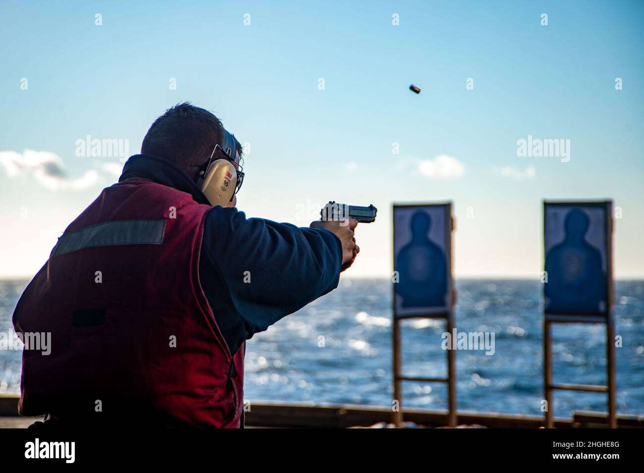 220115-N-DH793-1114 MER MÉDITERRANÉE (JANV15, 2022) le lieutenant j.g.Cameron Cox, de Becker, Minnesota, tire un pistolet de service M9 lors d'un exercice de tir en direct à bord du porte-avions de la classe Nimitz USS Harry S. Truman (CVN 75), le 15 janvier 2022.Le groupe de grève des transporteurs Harry S. Truman est en cours de déploiement prévu dans la zone d'opérations de la Sixième flotte des États-Unis pour soutenir les opérations navales afin de maintenir la stabilité et la sécurité maritimes, et de défendre les intérêts américains, alliés et partenaires en Europe et en Afrique. Banque D'Images