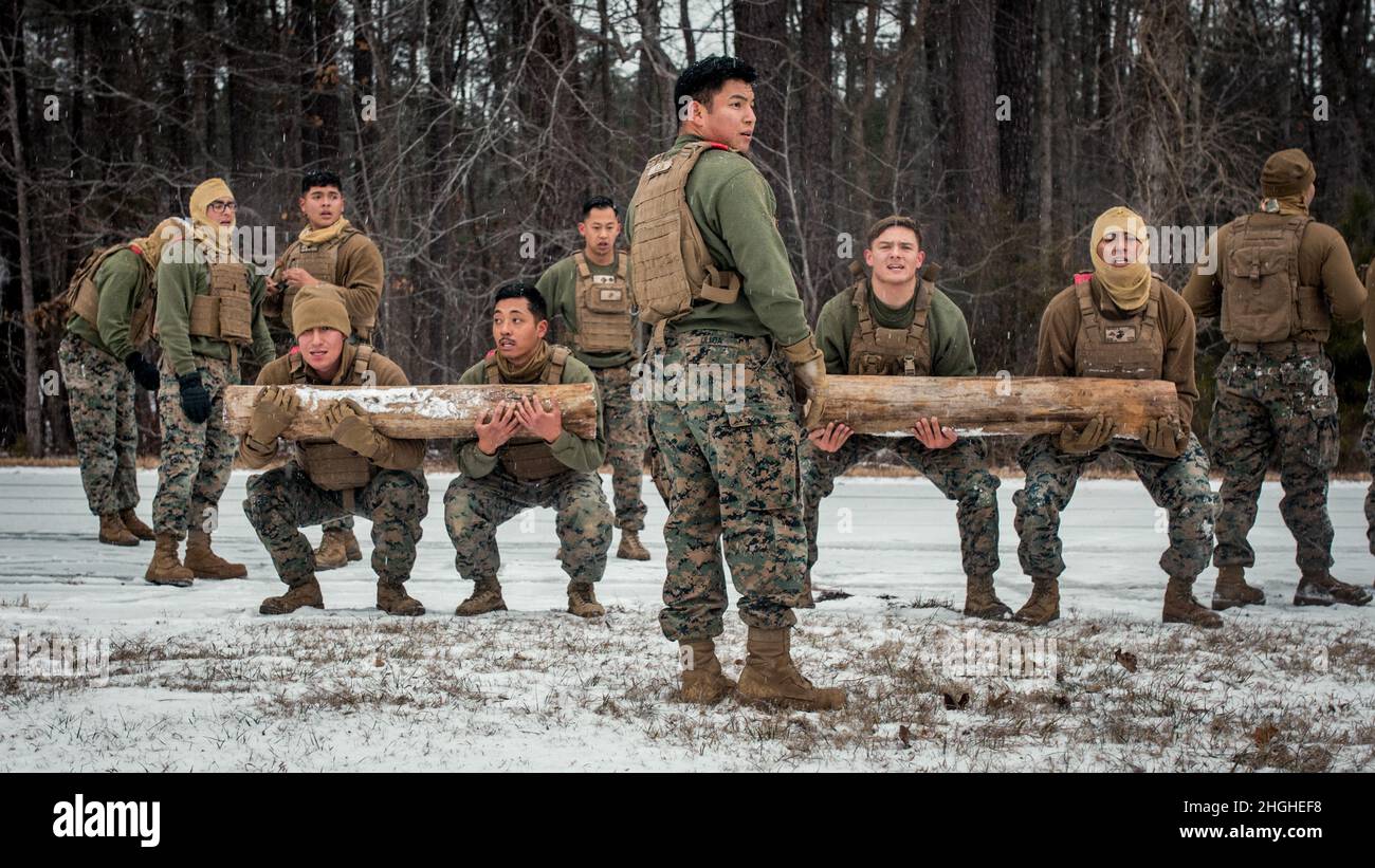 Marines avec Echo Company, 2nd Bataillon, 23rd Marine Regiment, 4th Marine Division, effectue des exercices en rondins lors d'un entraînement physique à fort Pickett, en Virginie, le 16 janvier 2022.L'événement de formation comprenait plusieurs stations d'application pratique avec un sprint log de 400 mètres entre chaque station.Les Marines qui ne participent pas à l'application pratique devaient effectuer des exercices de consignation jusqu'à ce que le scénario de la station soit terminé.Le ministère de la Défense, par l'intermédiaire du Commandement du Nord des États-Unis, et en appui au ministère de la sécurité intérieure, fournit des services de transport, de l'EPA temporaire Banque D'Images