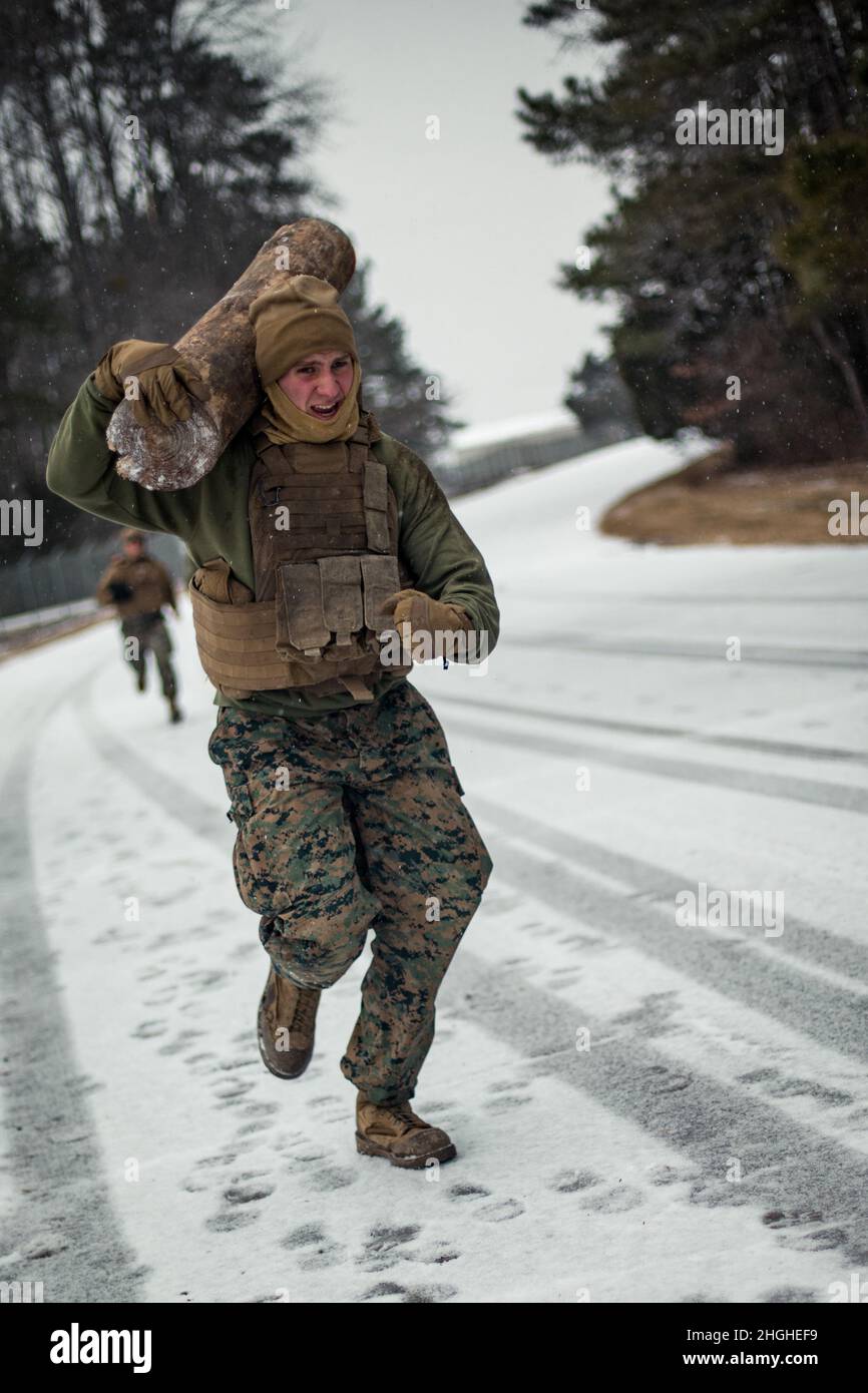 A Marine with Echo Company, 2nd Bataillon, 23rd Marine Regiment, 4th Marine Division, se trouve à une station d'application pratique lors d'un entraînement physique à fort Pickett (Virginie) le 16 janvier 2022. L'entraînement consistait en plusieurs stations d'application pratique avec un sprint de 400 mètres entre chaque station.Les Marines qui ne participent pas à l'application pratique devaient effectuer des exercices de consignation jusqu'à ce que le scénario de la station soit terminé.Le ministère de la Défense, par l'intermédiaire du Commandement du Nord des États-Unis, et en appui au ministère de la sécurité intérieure, fournit des services de transport Banque D'Images
