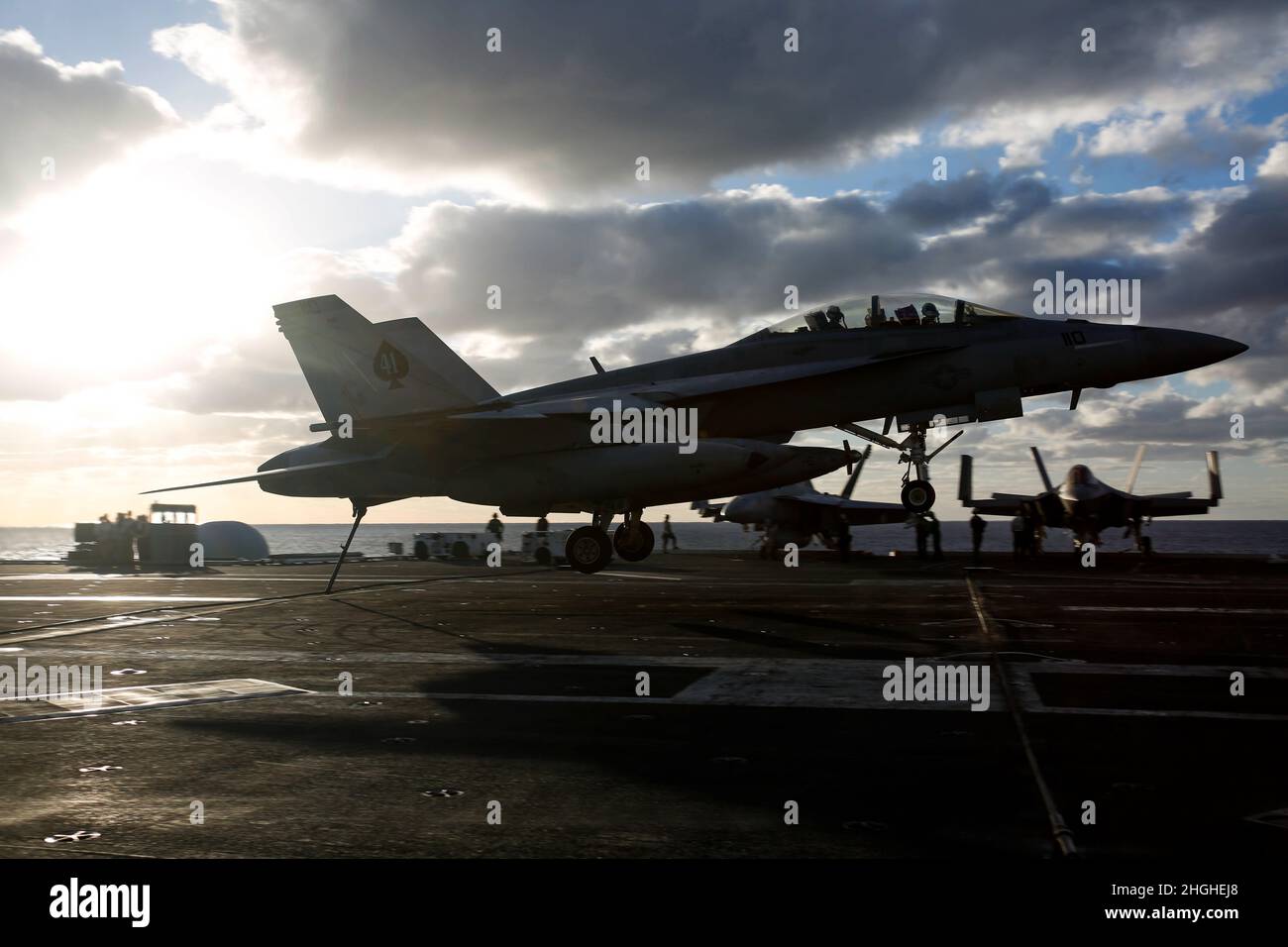 OCÉAN PACIFIQUE (janv17, 2022) un F/A-18F Super Hornet, affecté aux « Black Aces » du Strike Fighter Squadron (VFA) 41, se prépare à faire un atterrissage arrêté sur le pont de vol de l'USS Abraham Lincoln (CVN 72).Abraham Lincoln Strike Group est en cours de déploiement prévu dans la zone d'exploitation de la flotte américaine 7th afin d'améliorer l'interopérabilité par le biais d'alliances et de partenariats tout en servant de force d'intervention prête à l'emploi pour soutenir une région Indo-Pacifique libre et ouverte. Banque D'Images
