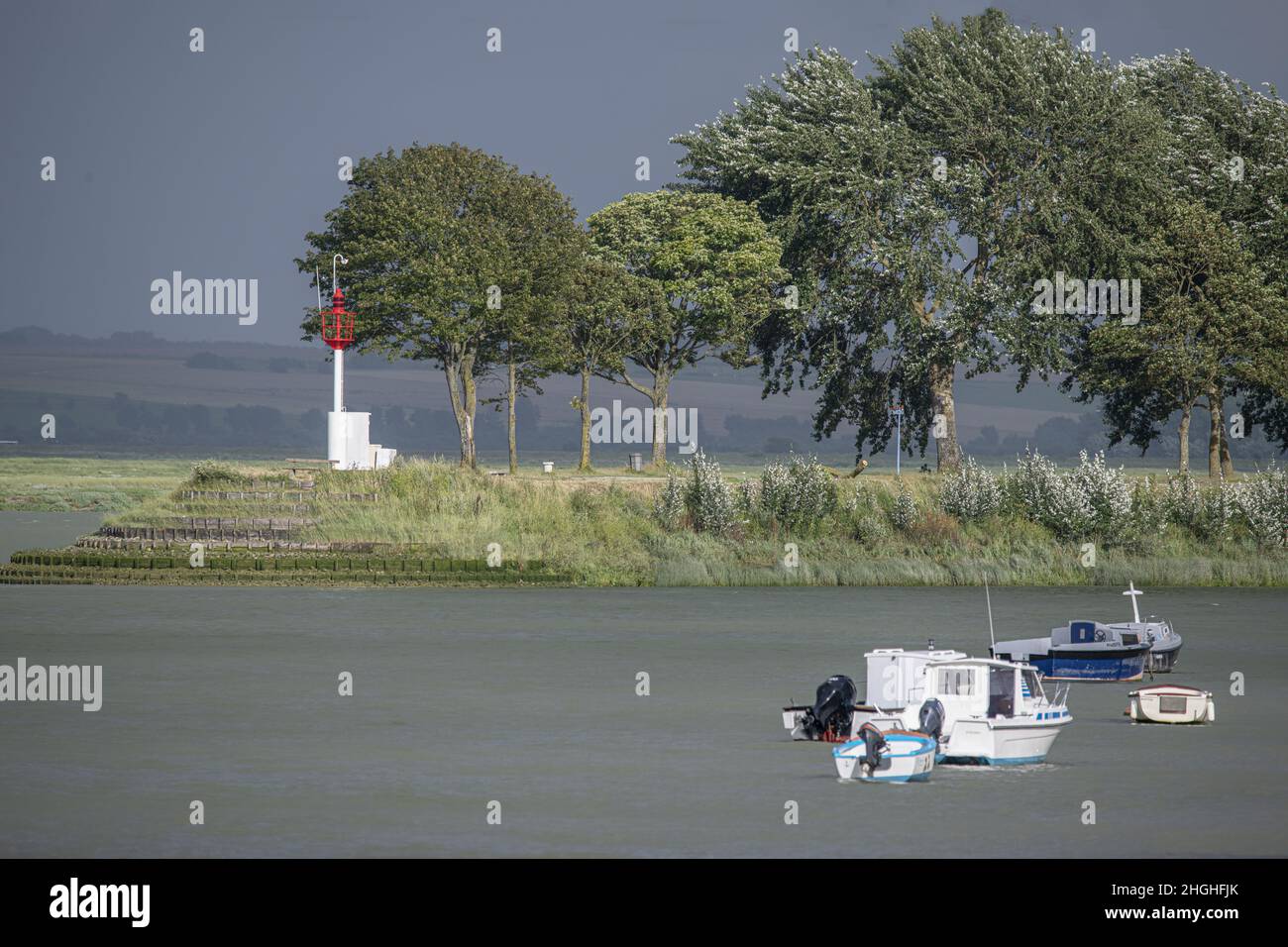 Cale, chevaux, chasseurs et bateau dans la baie de somme. Randonné dans la baie. Banque D'Images